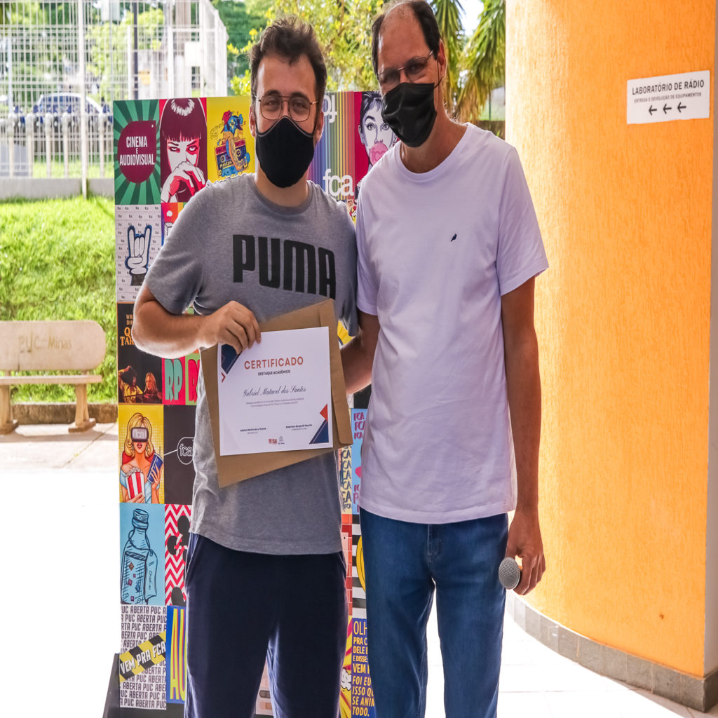 Coordenadores de curso e estudantes premiados com destaque acadêmico no hall do prédio 42