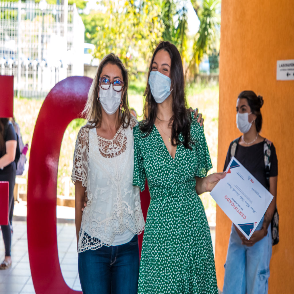 Coordenadores de curso e estudantes premiados com destaque acadêmico no hall do prédio 42