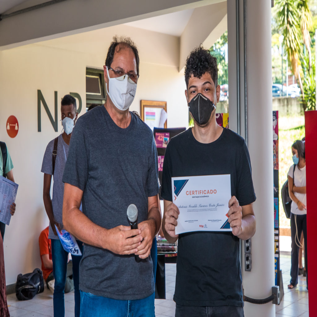 Coordenadores de curso e estudantes premiados com destaque acadêmico no hall do prédio 42