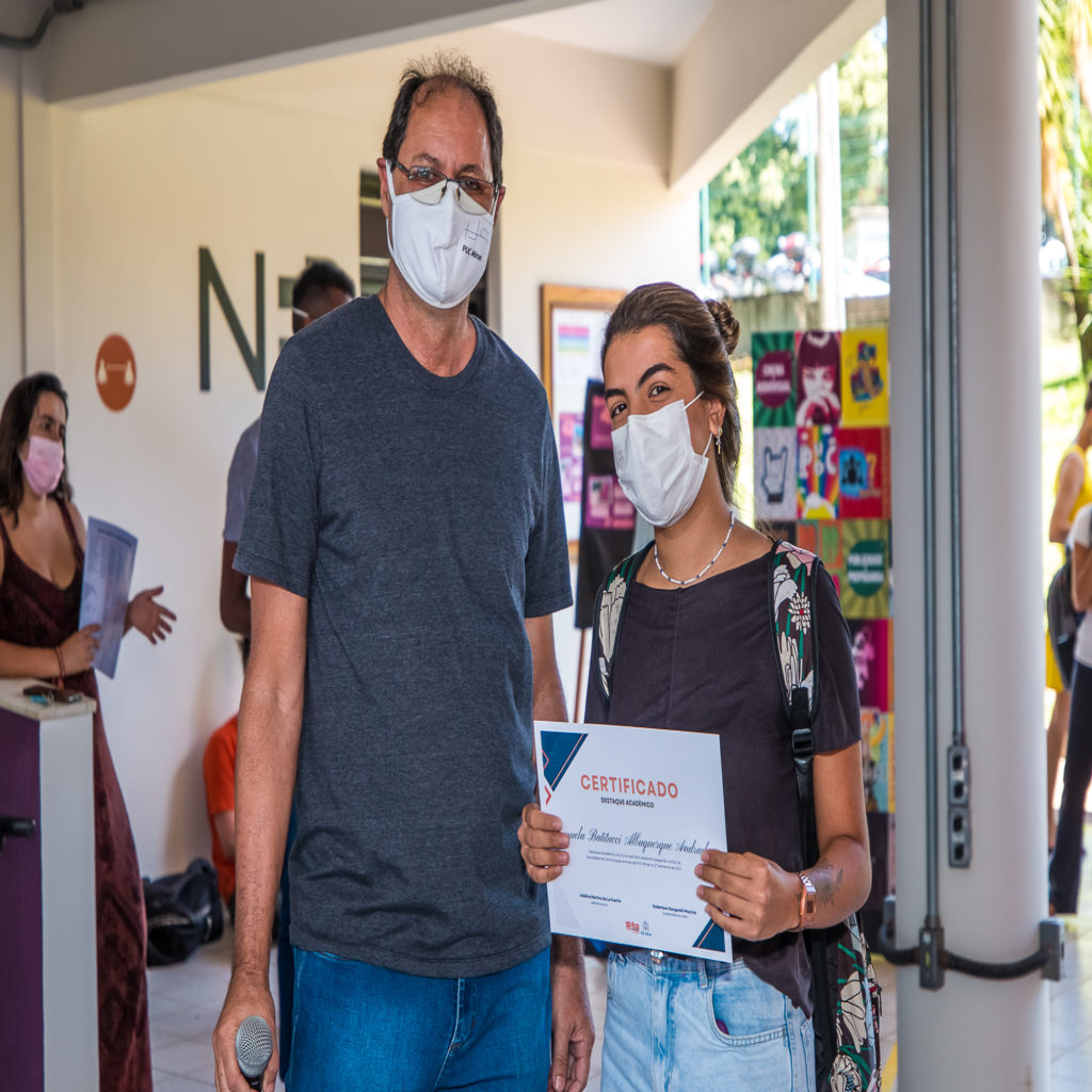 Coordenadores de curso e estudantes premiados com destaque acadêmico no hall do prédio 42