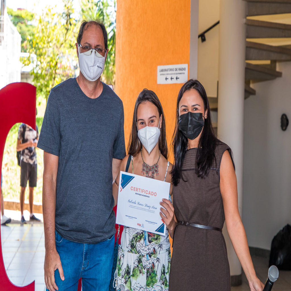 Coordenadores de curso e estudantes premiados com destaque acadêmico no hall do prédio 42 