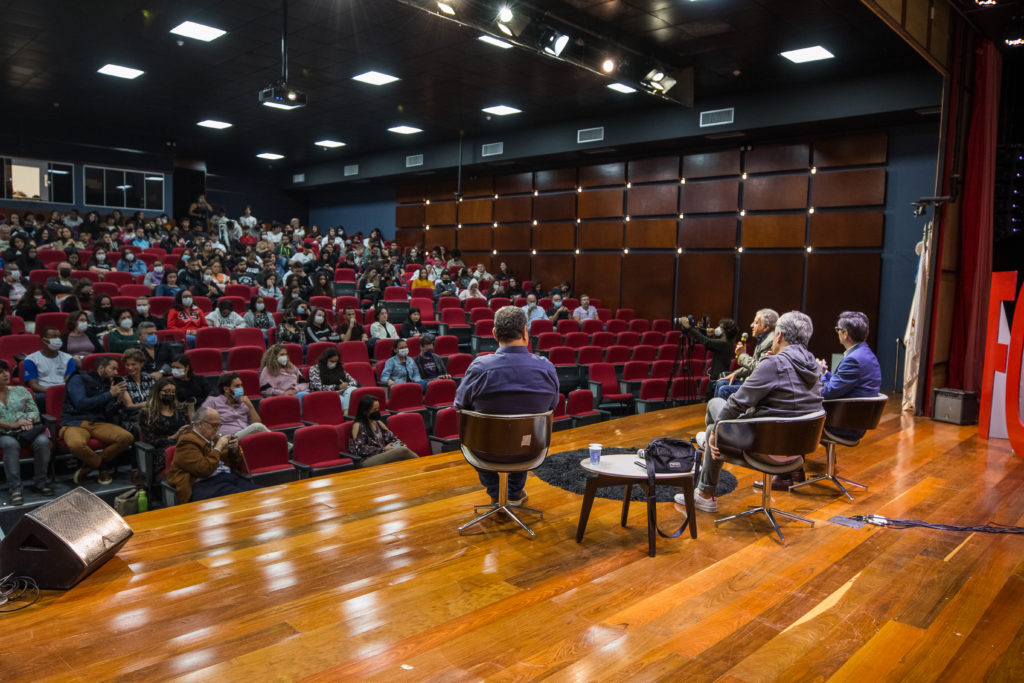 Vista do Teatro João Paulo II do fundo do palco, mostrando os convidados e o público ao fundo