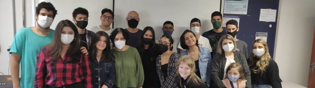 Estão reunidos todos que estiveram presentes na apresentação do TCC, incluindo autores, professores e membros do Fórum.  