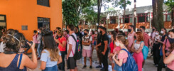 Alunos reunidos no hall do prédio 42 para evento de recepção da FCA