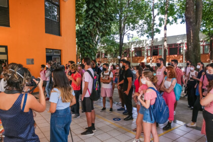 Alunos reunidos no hall do prédio 42 para evento de recepção da FCA