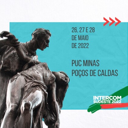 Convite em tons de branco e azul com detalhes em verde e laranja e os dizeres: "26, 27 e 28 de maio de 2022 / PUC Minas Poços de Caldas", além da imagem de um estátua.
