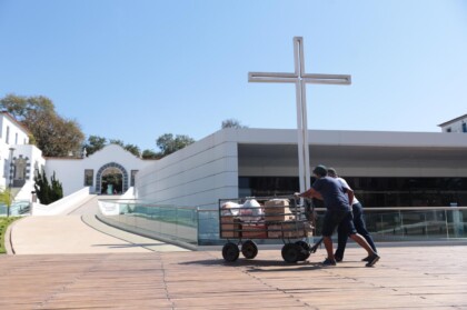 Voluntários carregam doações na PUC Minas Coração Eucarístico